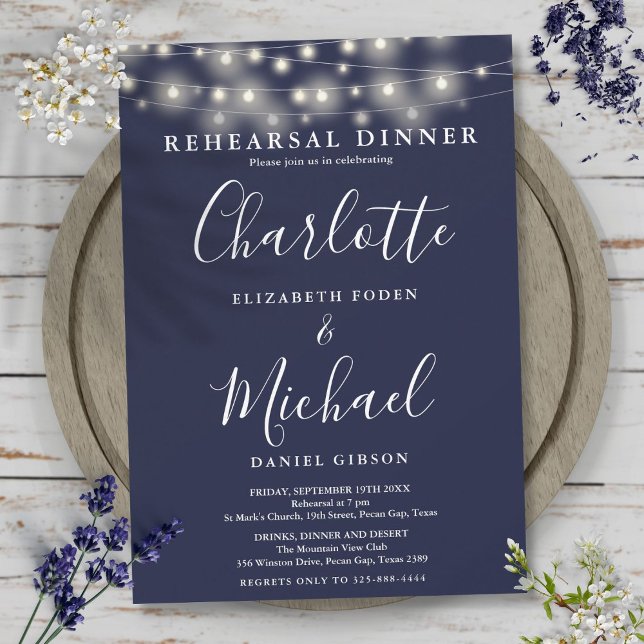 Convites Janto de ensaio de Script Azul Marinho das Luzes d (String Lights Navy Blue Script Rehearsal Dinner Invitation)