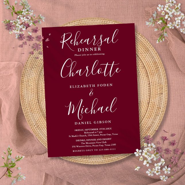 Convites Janto de Ensaio de Script de Assinatura Burgundy (Burgundy Signature Script Rehearsal Dinner Invitation)