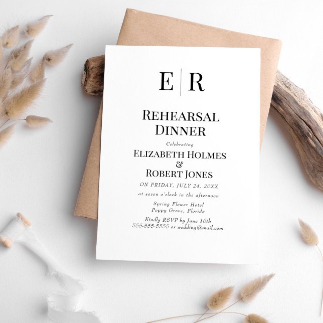 Convites Janto de ensaio do Monograma Branco e Preto (Black and White Monogram Rehearsal Dinner Invitation on a white table with neutral boho decor.)