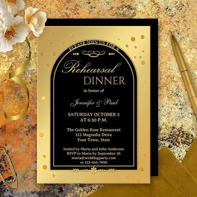 Convites Janto de Ensaio Dourado de Confetti Chic Preto (A festive rehearsal dinner invitation featuring a gold and black design with confetti sparkles.)