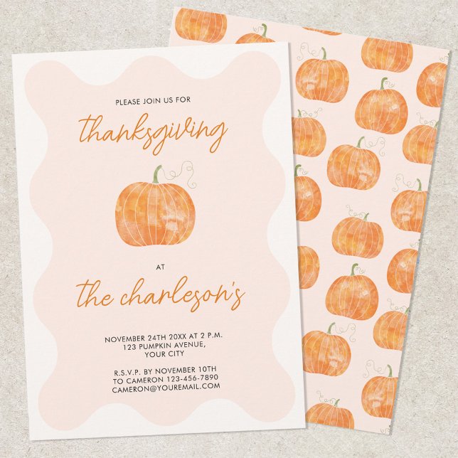 Convites Janto Moderno de Ação de Graças Aquarela Pumpkin (Modern watercolor pumpkin wavy frame personalized Thanksgiving dinner invitation with custom text)