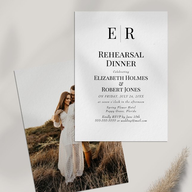 Convites Janto Personalizado de Ensaio de Fotografias do Mo (Modern Monogram Custom Photo Rehearsal Dinner Invitation on white table with dry wildflower)