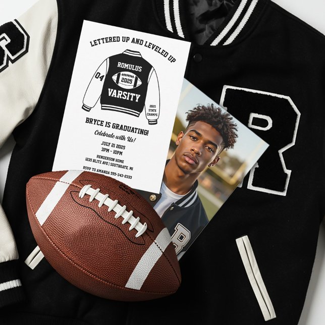 Convites Jaqueta de Futebol Americano de Time da Escola Sec (Varsity Letterman Graduation Party Invitation)
