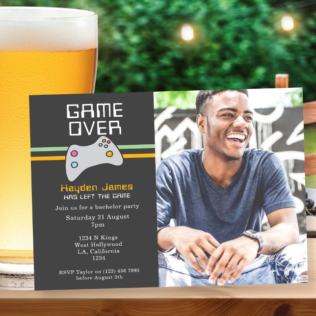 Convites Jogo de Vídeo por Batchelor (Computer Video Game Over Batchelor Party Invitation by Ricaso. Groom to be fun party invites)