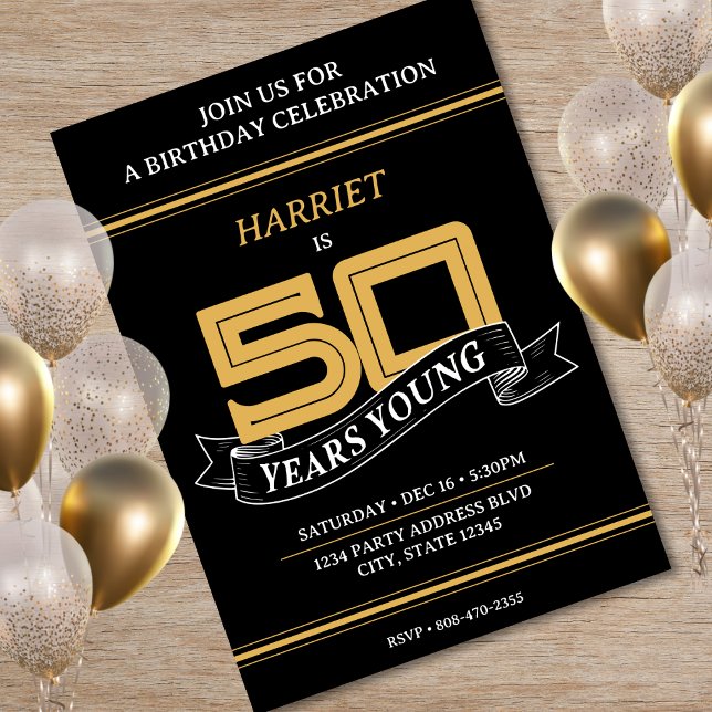 Convites Jovem faixa de 50 anos preto e Dourado 50º anivers (Black & Gold 50 Years Young Banner 50th Birthday Invitation)