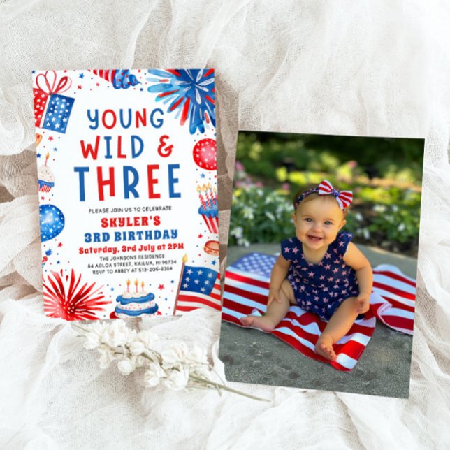 Convites Jovem Selvagem e Três Festa de aniversário de 3 an (Watercolor Patriotic Fireworks Young Wild and Three 4th July 3rd Birthday Party Invitation)