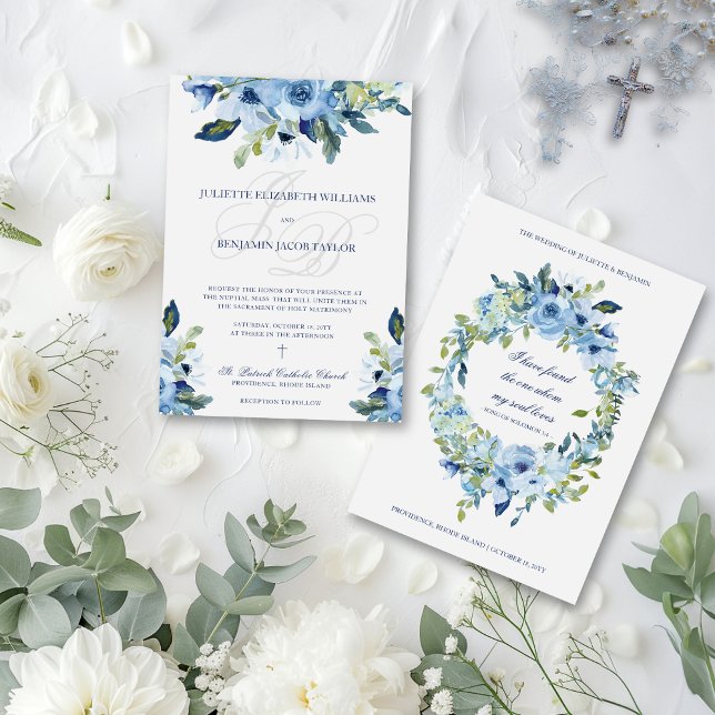 Convites Juliette Dusty Blue Floral Católica Casamento Invi (Elegant Catholic wedding invitation with dusty blue watercolor flowers and monograms)