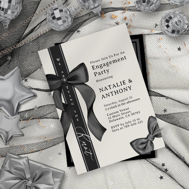 Convites Lacre de Gravata Coquete Estamos Amarrando o Nó No (Coquette Bow Tie We Are Tying The Knot Engagement Invitation)