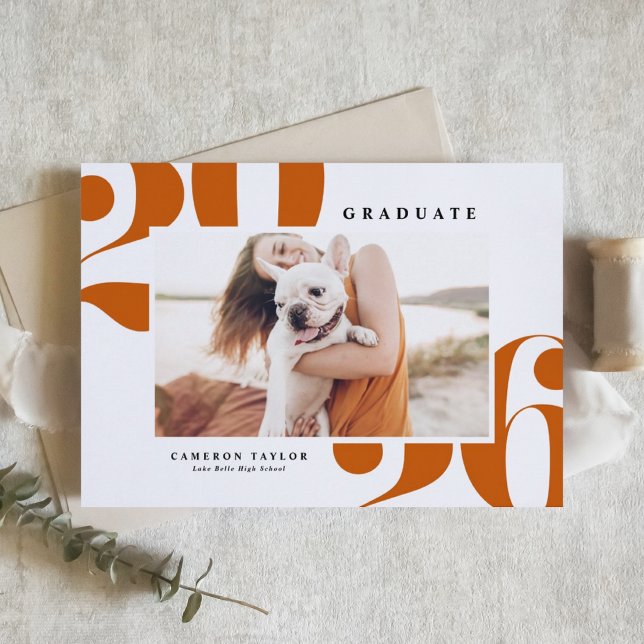 Convites Laranja 2025 Tipografia Negrito Foto Graduação (Customizable burnt orange photo graduation invitation featuring retro bold typography. )