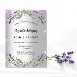 Convites Lavanda de aniversário, luxo de eucalipto prateado<br><div class="desc">Um fundo de aparência pura prateada com brilho violeta,  faíscas,  flores de lavanda,  flores e verde de eucalipto. Personalize e adicione seu nome e os detalhes da festa.</div>