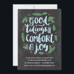 Convites Letra festiva | Feriado de Chalkboard<br><div class="desc">Este convite festivo para festas de festas apresenta um belo design de tipografia, com letra mão, que diz "Boas notícias de conforto e alegria" na caligrafia de pincel. Galhos de pinheiros verdes e bagas vermelhas ao redor do fosco, letras azuis claras. O design inclui um fundo do quadro de controle....</div>