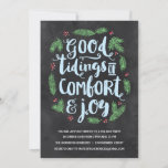 Convites Letra festiva | Feriado de Chalkboard<br><div class="desc">Este convite festivo para festas de festas apresenta um belo design de tipografia, com letra mão, que diz "Boas notícias de conforto e alegria" na caligrafia de pincel. Galhos de pinheiros verdes e bagas vermelhas ao redor do fosco, letras azuis claras. O design inclui um fundo do quadro de controle....</div>