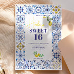 Convites Limão azulejos azuis italianos aquarelas Sweet 16<br><div class="desc">Nossa divertida, ousada, italiana-mediterrânica inspirou o padrão de azulejo de cerâmica azul emparelhado com alegre mão pintada de limões amarelos de aquarela cria uma foto nova e moderna Doce 16 convite de aniversário que certamente impressionará! Apresentando um mosaico moderno e um roteiro elegante de pincel. Imprima os seus convidados com...</div>