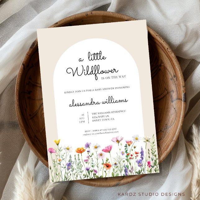 Convites LIttle Chá de fraldas de flor selvagem (A little wildflower is on the way baby shower invitation, personalize easily this template online.)