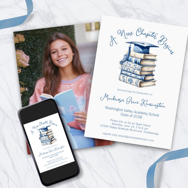 Convites Livros de Toile Azul e Branco Novo Capítulo Gradua (Blue and White Toile Books New Chapter Graduation Invitation Announcements)