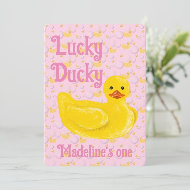 Convites Lucky Ducky First Birthday Invitation (Em pé/Frente)