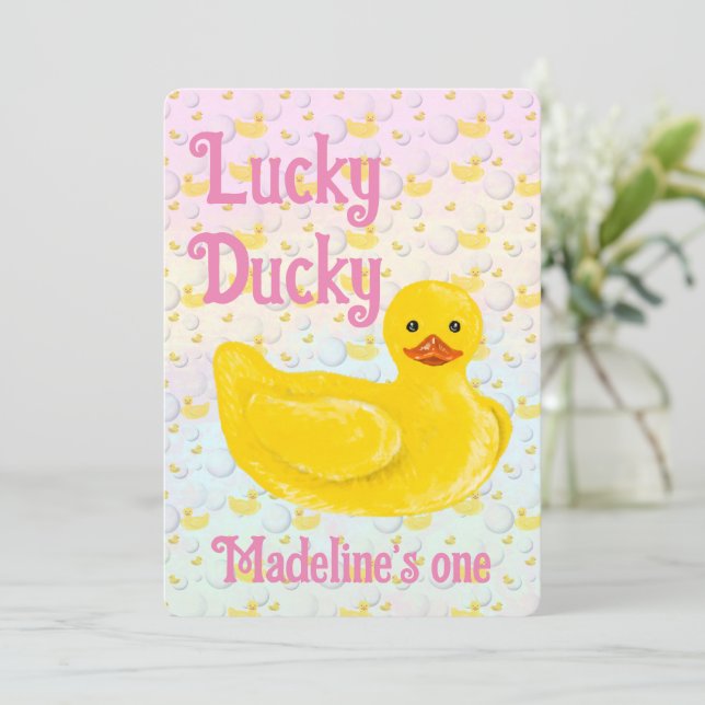 Convites Lucky Ducky First Birthday Invitation (Em pé/Frente)