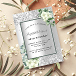 Convites Lúxo de aniversário de eucalipto, florais brancos<br><div class="desc">Fundo de aspecto fino prateado decorado com flores brancas,  flores,  verde eucalipto e brilho falso prateado,  faíscas. Personalize e adicione seu nome e detalhes da festa. Letras negras.</div>