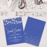 Convites Luzes brilhantes de prata azul real Luzes brilhant<br><div class="desc">Este convite de aniversário majestoso e glamouroso e doce dezesseis é perfeito para a menina feminina. Ele apresenta linhas luminosas suspensas brilhantes sobre o falso confete cintilante prateado em um fundo azul real de abstrato inspirado por estrelas no céu noturno. É bonito, chique, moderno, moderno e legal; o design perfeito...</div>