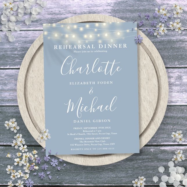 Convites Luzes de Corda Azul Empoeirado Jantar de Ensaio Ro (String Lights Dusty Blue Script Rehearsal Dinner Invitation)