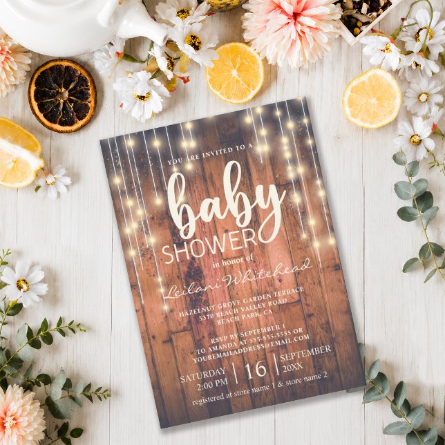 Convites Luzes de Corda de Madeira Rústica para Chás de Beb (Gather your family and friends with this rustic wood string lights baby shower invitation.)