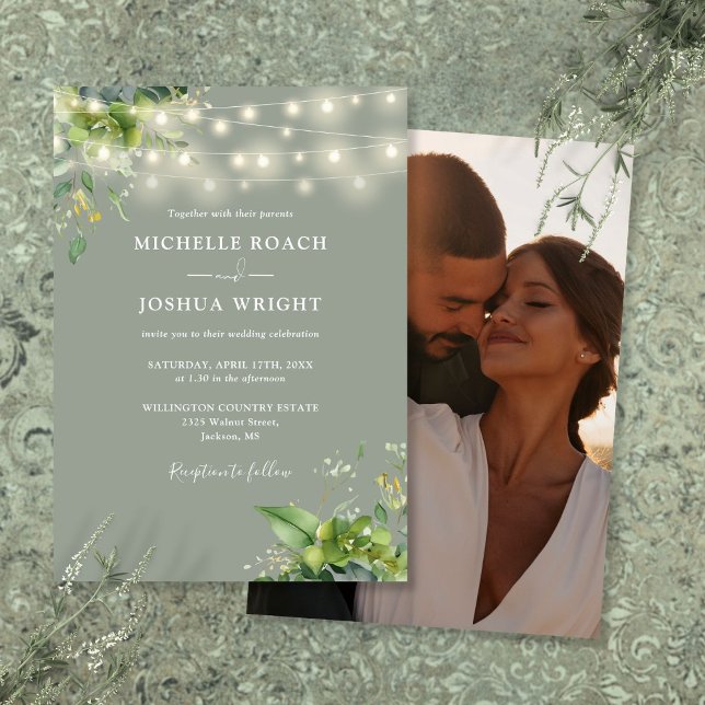 Convites Luzes de Corda Folhagem Foto Casamento Verde Sage (String Lights Greenery Photo Sage Green Wedding Invitation)