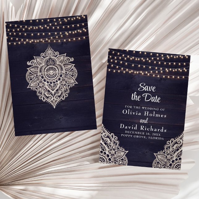 Convites Luzes de Corda Rústicas Azul Meia-Noite Salvar a D (Midnight Blue Rustic String Light Save the Date Invitation on a sunny white dry palm leaf.)