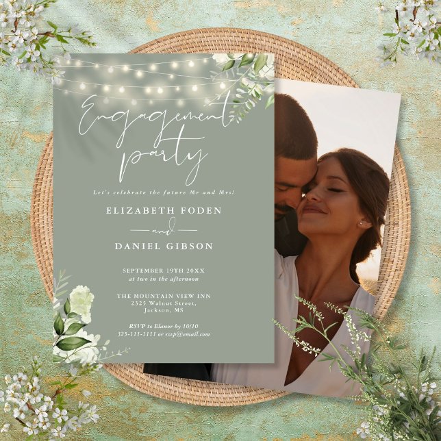 Convites Luzes de Verde Oliva para Festa de Engajamento com (Greenery Lights Sage Green Photo Engagement Party Invitation)