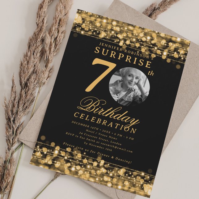 Convites Luzes Douradas de Festa de aniversário de Foto SUR (SURPRISE Photo 70th Birthday Party Gold Lights Invitation)