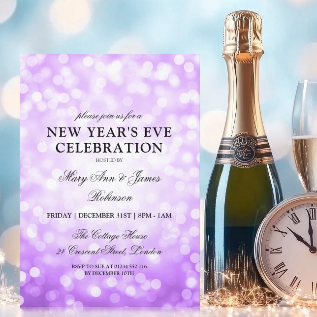 Convites Luzes roxas de Véspera de ano novo Elegante (Elegant New Years Eve Purple Bokeh Lights Invitation)