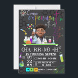 Convites Mad Science Experiment Boys Festa de aniversário<br><div class="desc">Surpreenda seus hóspedes com esse colorido convite de aniversário de ciência com elementos científicos, como ferramentas experimentais e um cientista fazendo um experimento, adicione o retrato de seu filho para o fundo. Basta adicionar os detalhes do seu evento neste modelo fácil de usar para torná-lo um convite simples Consulte a...</div>