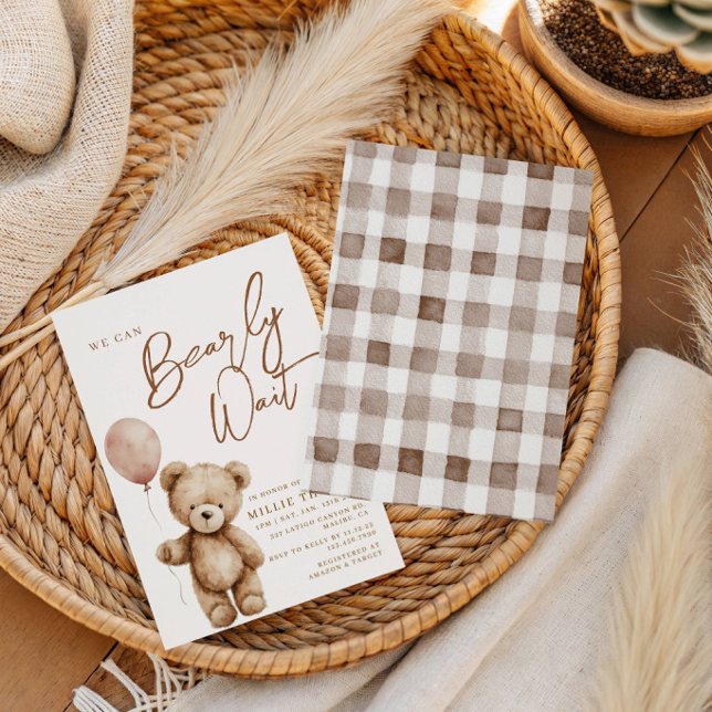 Convites Mal Podemos Esperar Urso de Pelúcia Chá de Bebê Ne (Brown Bear We can Bearly Wait Baby Shower invite with Gingham Background)