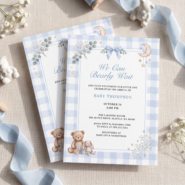 Convites Mal Podemos Esperar Urso de Xadrez Azul (We Can Bearly Wait Blue Gingham Teddy Bear Invitation)
