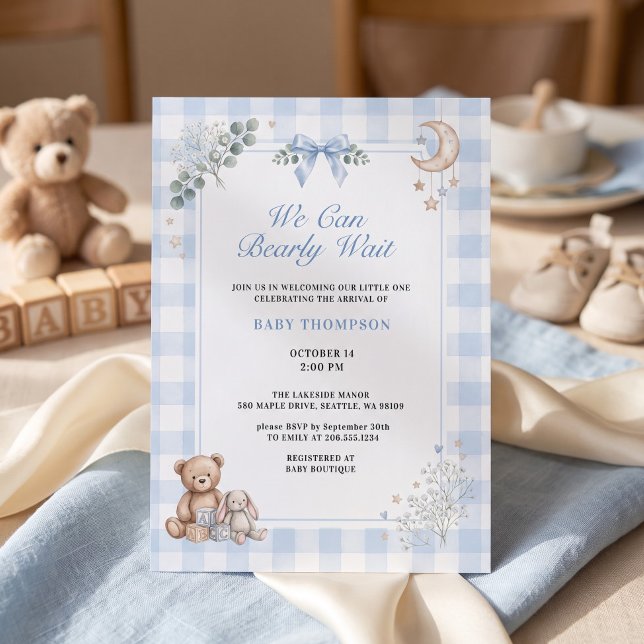 Convites Mal Podemos Esperar Urso de Xadrez Azul (We Can Bearly Wait Blue Gingham Teddy Bear Invitation)