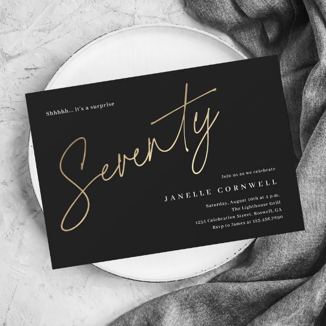 Convites Manuscrito mínimo preto e 70 Dourado aniversário (Modern gold script 70th birthday party invitations.)