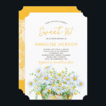Convites Maravilha amarela e branca, doce dezesseis<br><div class="desc">Belo primavera ou grande cesto de margaridas fazer um belo convite de 16 anos. A placa tem um fundo branco no lado frontal e uma inserção de um local branco sobre um fundo laranja amarelo brilhante (cor editável) no reverso. Ele apresenta um script de caligrafia de rico e uma letra...</div>