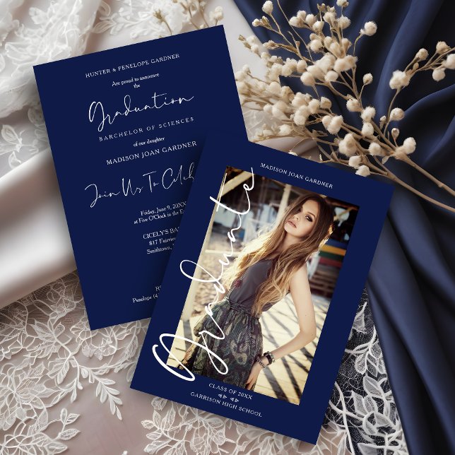 Convites Marinha Foto Tendência Tipografia Caprichosa Grad  (Navy Blue and White Trendy Photo Whimsical Typography Simple Graduation Invitation Card. )