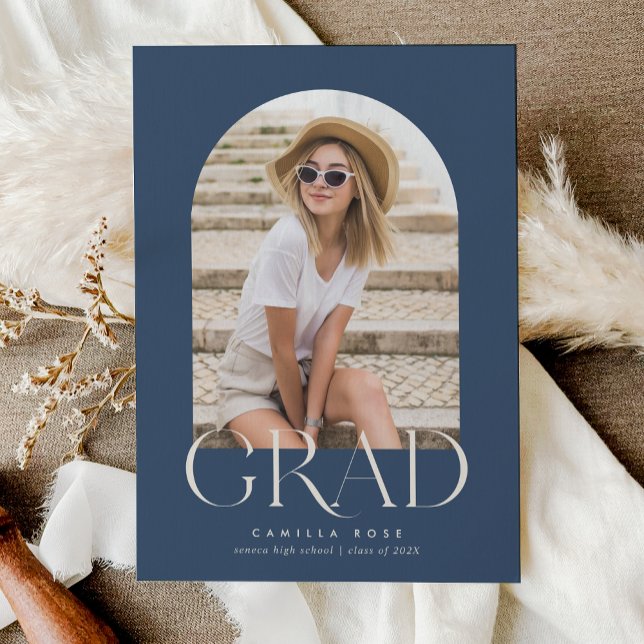 Convites Marinho Azul Moderno Graduação de Arca Minimalista (Navy Blue Modern Minimalist Arch Graduation Invitation)