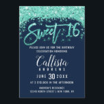 Convites Marinho chic Blue e Turquoise Dust Sweet 16<br><div class="desc">Este design de convite original e exclusivo do Sweet 16 apresenta poeira brilhante verde turquesa verde-densa moderna, cinzenta e cinzenta com tipografia de brilho de escova personalizada sobre um simples fundo azul marinho. Este convite elegante e glamouroso vai abater seus convidados e ser o elogio perfeito para a festa de...</div>