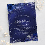Convites Marinho de aniversário flores azuis prateadas bril<br><div class="desc">Um fundo azul marinho,  decorado com falso brilho prateado,  faíscas e flores azuis. A cor azul é irregular. Personalize e adicione um nome e detalhes da parte.</div>