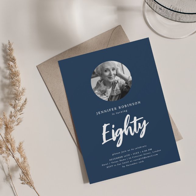 Convites Marinho de Festa de aniversário de Fotografia com  (Minimal Script Photo 80th Birthday Party Navy Invitation)