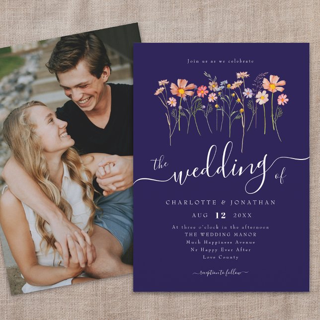 Convites Marinho de Fotografia do Script de Sombra de Flore (Wildflower meadow fall florals photo navy blue and white wedding invitation whimsical Elegant script)
