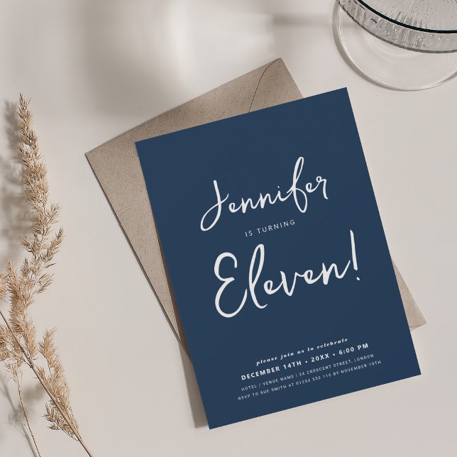 Convites Marinho de Script de Aniversário de criança Modern (Elegant Modern Kids Birthday Script Navy Blue Invitation)