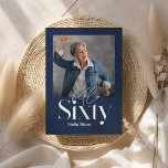 Convites Marinho mínimo moderno azul 60º aniversário<br><div class="desc">Marinho de fotografia simples,  mínimo e moderno,  azul e branco,  60.º convite de aniversário. Parte de uma coleção contemporânea.</div>