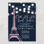 Convites Marinho Paris Eiffel Tower Glitter Lights Sweet 16<br><div class="desc">Este convite de aniversário giro e chique, doce e dezesseis é perfeito para um evento de tendências e na moda. Ele apresenta uma torre Eiffel Paris Eiffel cintilante, rosa cor-de-rosa cinza, impressa com luzes brancas brilhantes e um confete cintilante prateado sobre um fundo azul de marinho abstrato. Também inclui a...</div>