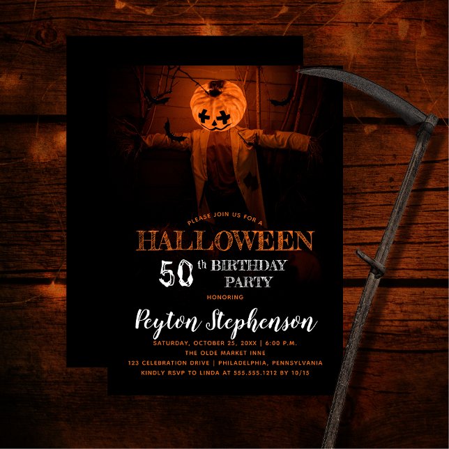 Convites Meia-Festa de aniversário do Halloween de Pumpkin (Creepy barn scene pumpkin scarecrow adult Halloween 50th Birthday Party Invitation)