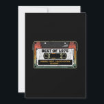 Convites Melhor De 1975 Vintage Cassette Funny Birthday Gif<br><div class="desc">Vintage clássico fita adesiva 1975 Birthday dá Design no estilo retrô e no seu ano de nascimento. Legal Original Parts Limited Edition. Criado em presente de aniversário de 1975. Festas de aniversário.</div>
