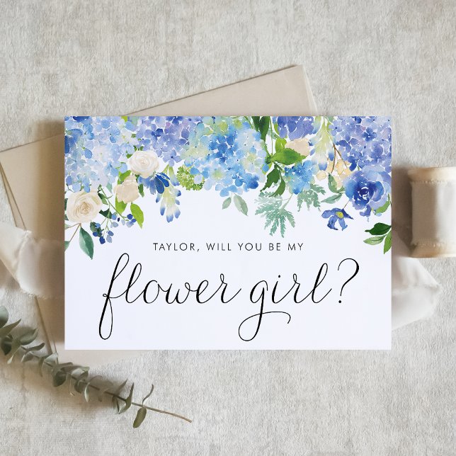 Convites Menina das Flores com Hortênsias Azuis e Rosas Mar (Blue hydrangea and white rose flower girl card with greenery accents for romantic floral weddings.)