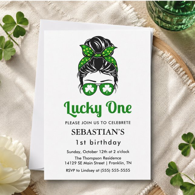 Convites  Menina de 1º Aniversário Cabelo Desarrumado Sortu (Messy Bun Lucky One 1st Birthday Girl Invitation)