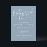 Convites Menina de Bat Mitzvah Azul Empolado Escrito Branco<br><div class="desc">Este convite de bat mitzvah apresenta "Bat Mitzvah" em uma grande e fluida escrita branca no topo de um fundo azul empoeirado, com o nome da homenageada em letras maiúsculas brancas em negrito e todos os detalhes da cerimônia e recepção em tipo itálico limpo abaixo. Há também espaço para os...</div>